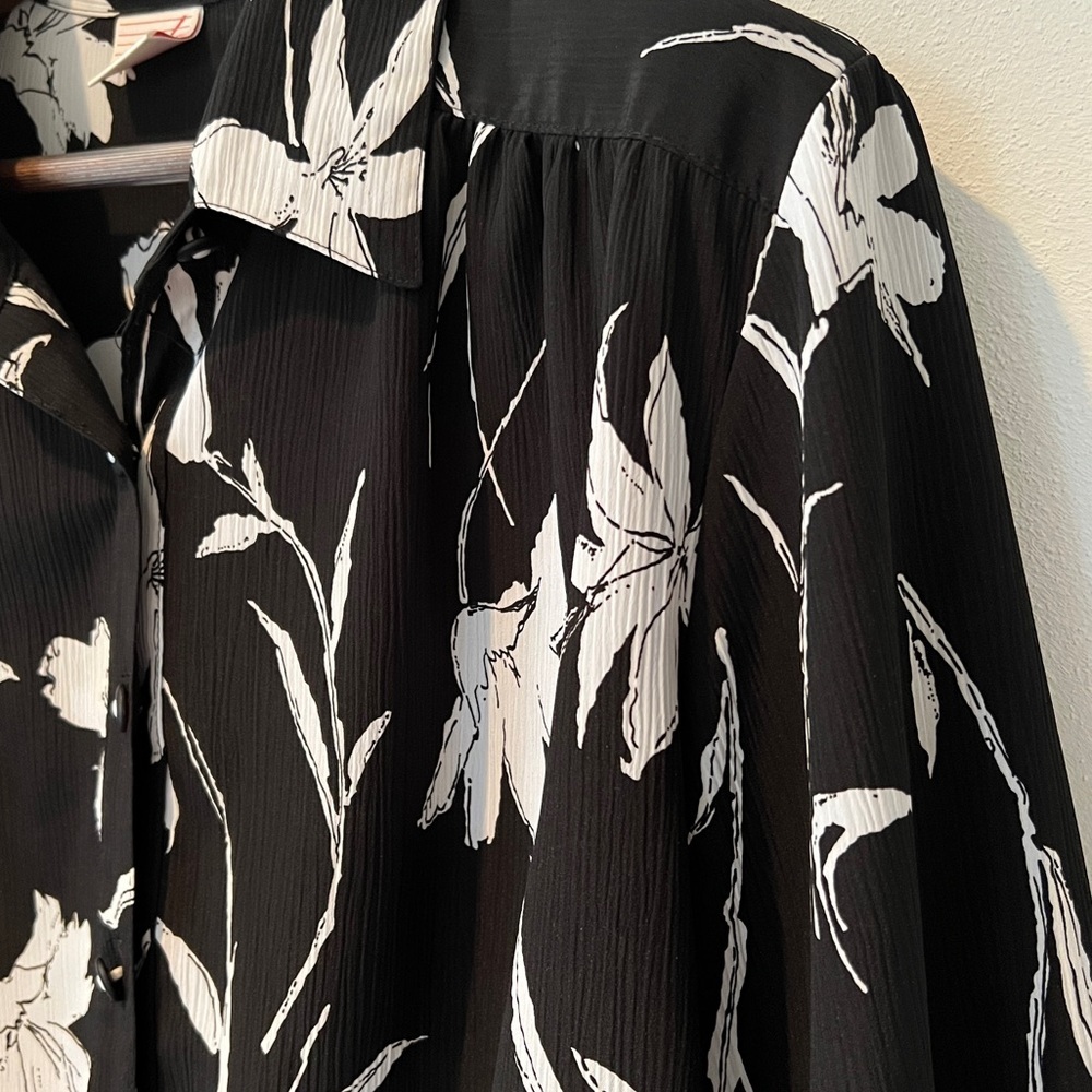 Vintage GW A Division of Graff Black and White Floral Button Front Popover - Picture 7 of 7